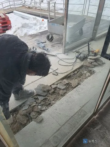 절단한 대리석을 깨내 점자블럭 자리를 파낸 현관 앞 바닥