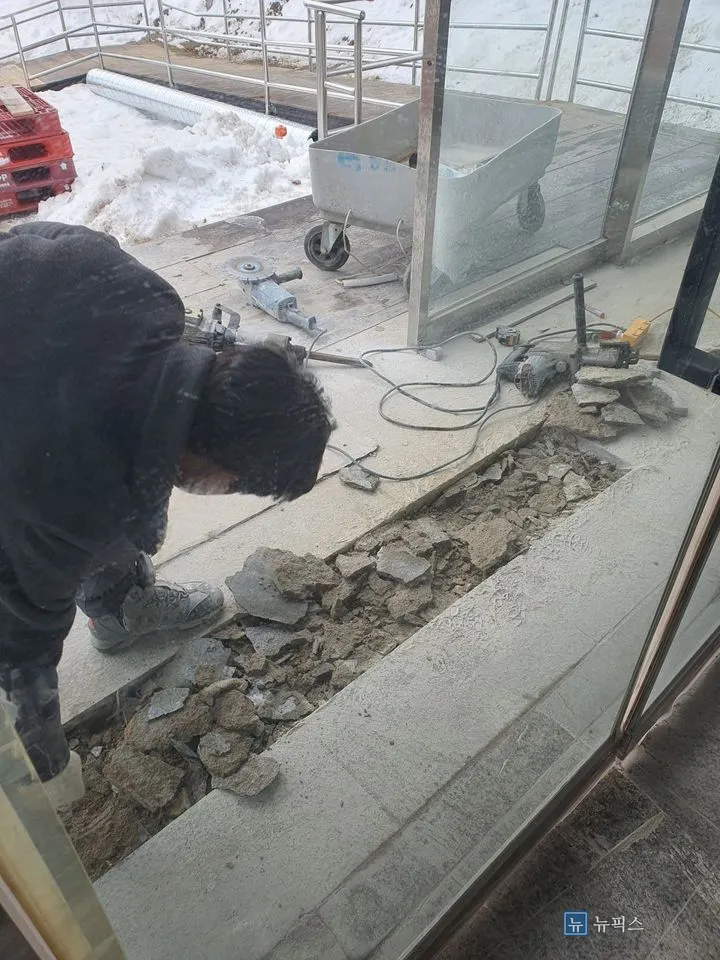 절단한 대리석을 깨내 점자블럭 자리를 파낸 현관 앞 바닥