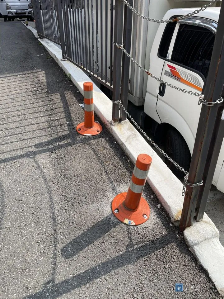 재설치를 마치고 두 개가 나란히 선 고무탄력봉