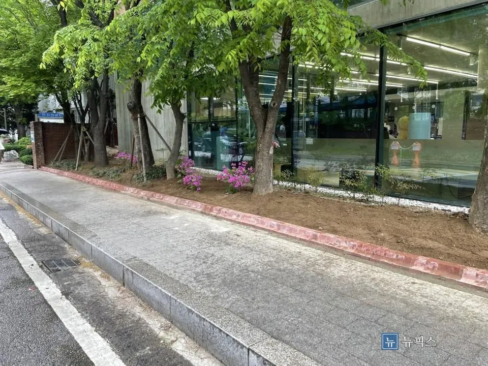 붉은 경계블럭이 시공된 작업 후 화단과 보행로