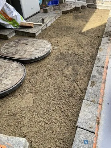 맨홀 뚜껑 높이에 맞춰 모래 베이스를 고른 상태