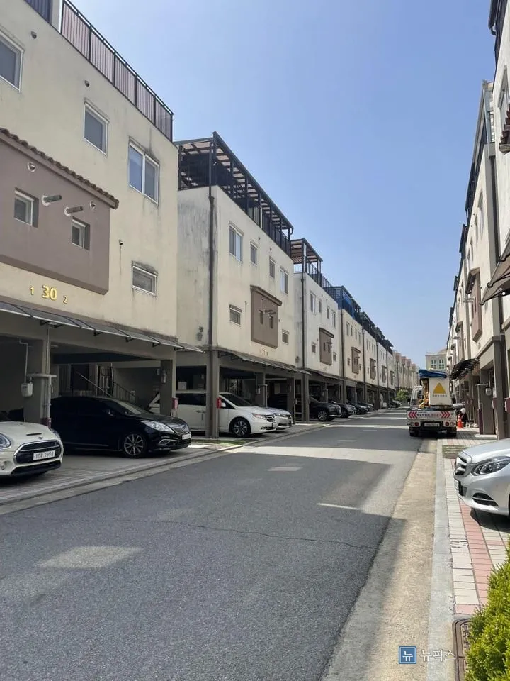 주차 공간이 이어진 단독주택 단지 도로