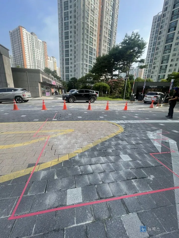 라바콘으로 차량 동선을 나눈 단지 내부 도로 보수 구간
