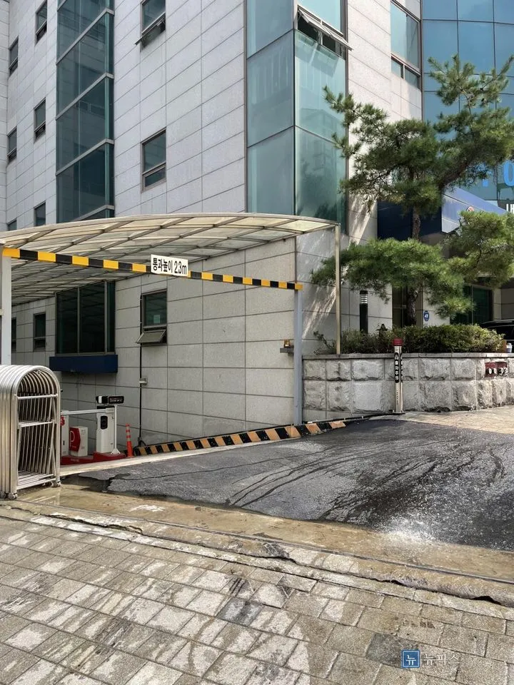 캐노피 아래 아스콘으로 새로 포장된 출입구 전경