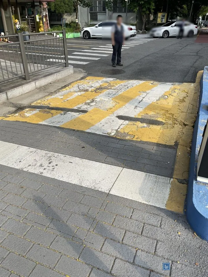 반대편에서 본 훼손된 방지턱과 보도블럭 경계