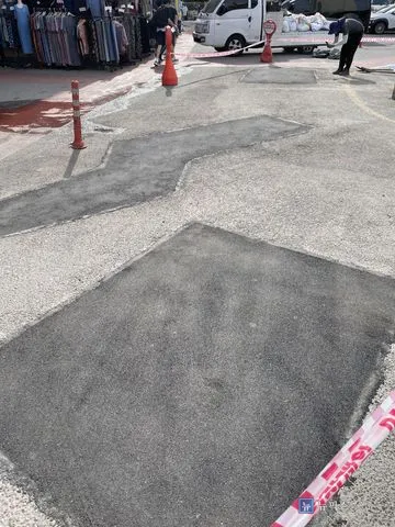 상온아스콘으로 채우고 다짐을 마친 보수 구역
