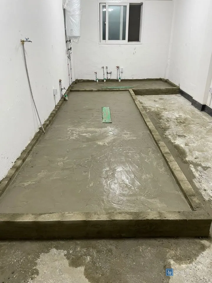 몰탈로 면을 잡고 물매까지 정리한 방통미장 완료 바닥