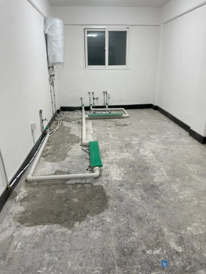 창가 쪽에서 본 미장 전 주방 바닥 전체