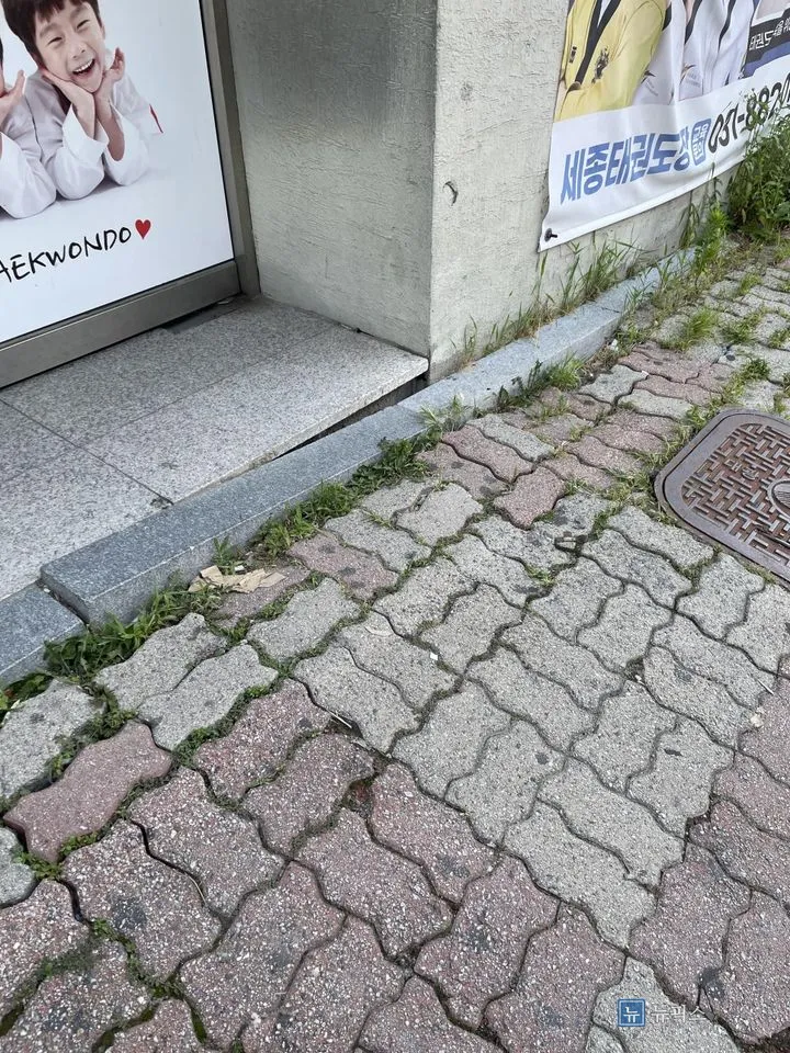 상가 출입문 앞으로 꺼져 있는 인도 보도블럭 전경