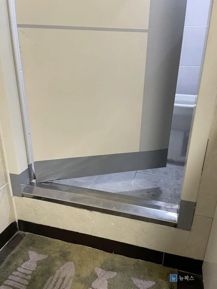 도장을 마친 뒤 녹 자국이 사라진 방화문 하단과 문틀