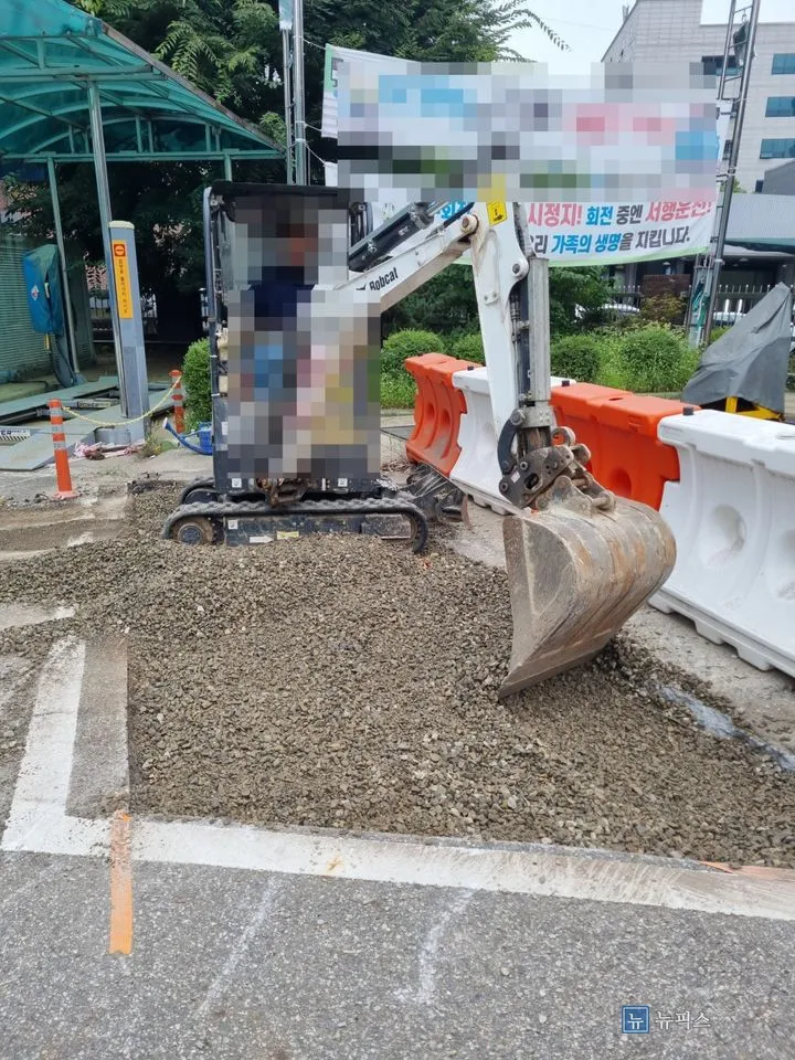 미니 굴착기로 잡석을 펴고 있는 철거 후 바닥