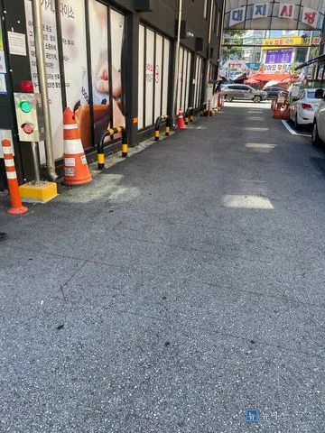 도장 전 상가 주차장 진입 통로의 밋밋한 콘크리트 바닥