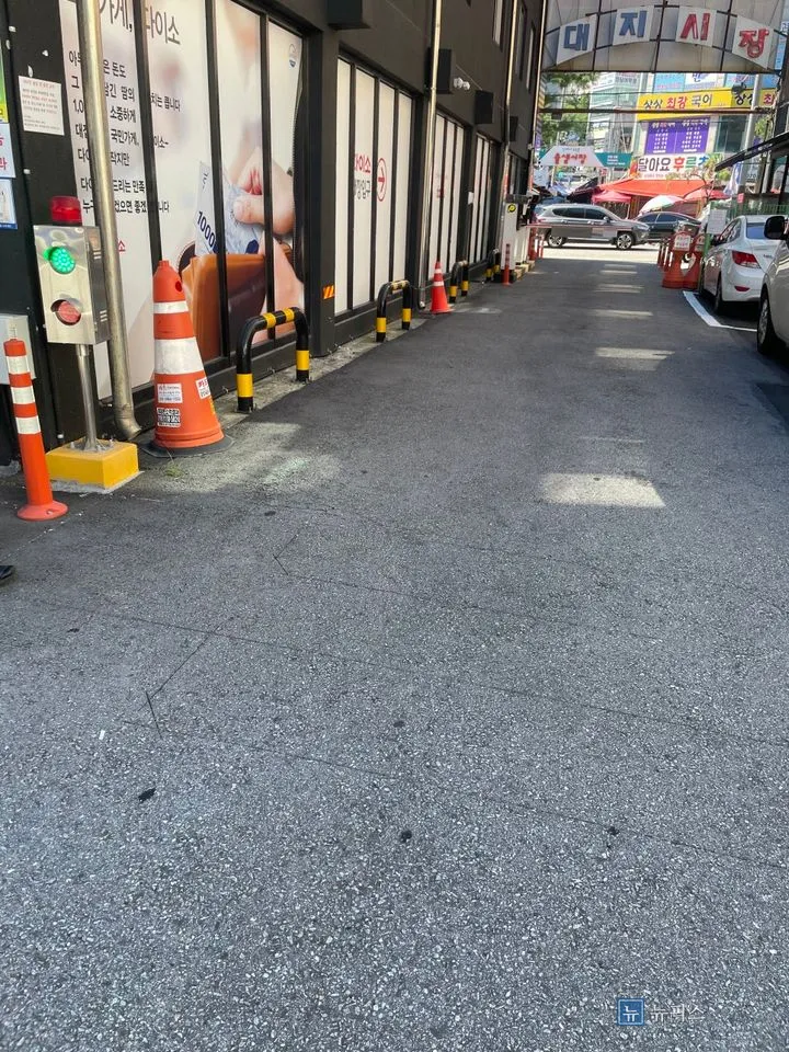 도장 전 상가 주차장 진입 통로의 밋밋한 콘크리트 바닥