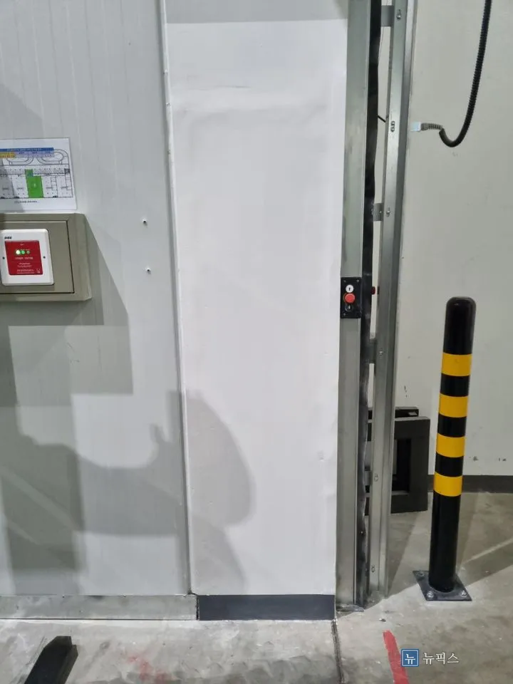 보수를 마친 창고 입구 벽면 전체 모습