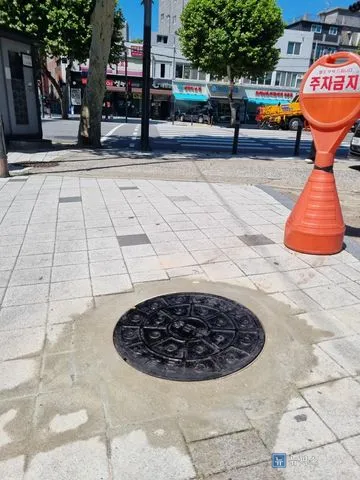 작업을 마치고 꼬깔을 세워둔 인도 맨홀뚜껑