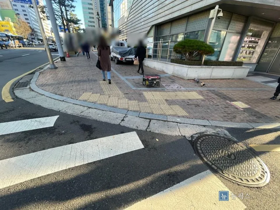 도로와 인도가 맞닿은 횡단보도 코너 구간 전경