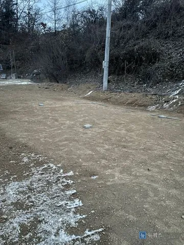 보도블럭 시공 전 흙바닥 상태의 전원주택 마당
