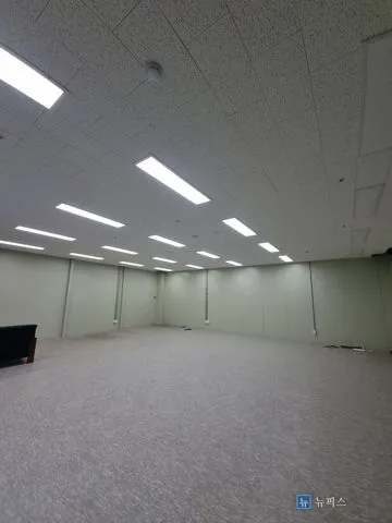 칸막이 없이 트여 있는 사무실 내부와 텍스 천장