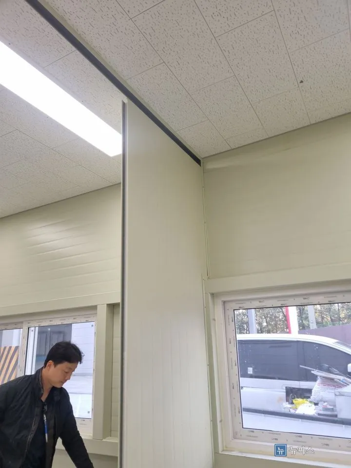 판넬 가벽 상단이 천장 몰딩에 맞닿은 부분