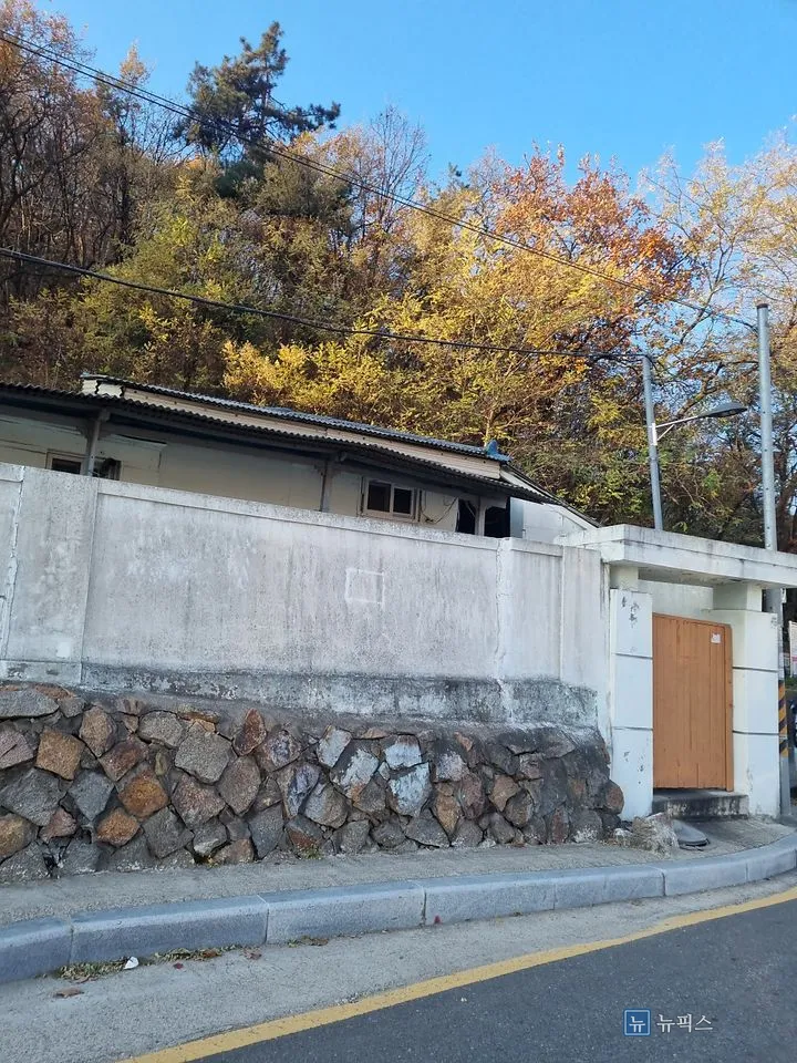 철거 전 도로변에서 본 낡은 콘크리트 담장과 아래쪽 석축