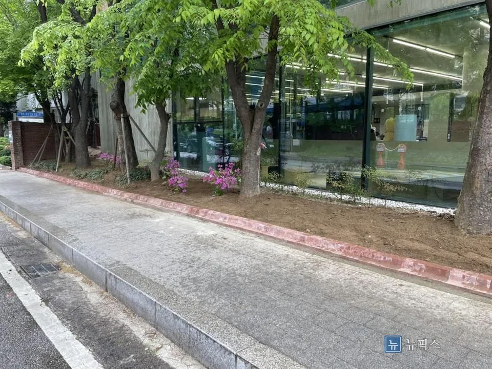 도로 쪽에서 본 완성된 붉은 벽돌 경계석 전경