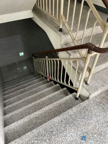 시공 전 석재 계단과 난간이 보이는 상가 내부 계단실