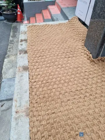 건물 입구 계단 앞 구간까지 덮인 야자매트