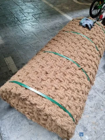 끈으로 묶인 채 바닥에 놓인 야자매트 롤