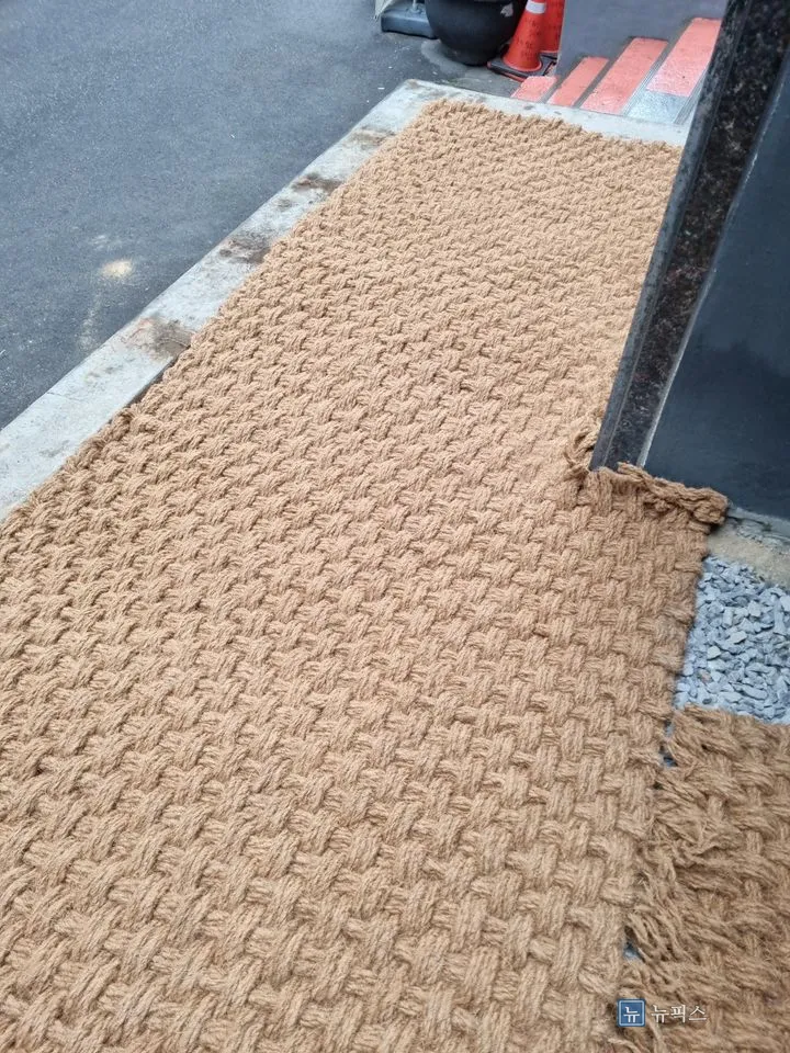 계단 앞까지 이어 깐 야자매트와 재단한 가장자리