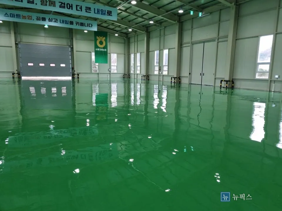 코팅이 끝난 물류창고 전체 바닥과 셔터 쪽 전경
