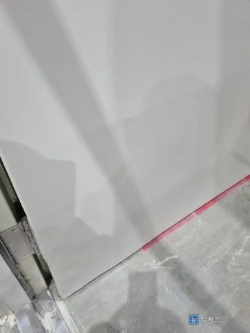 샌딩과 도색을 마쳐 평평해진 문짝 하단