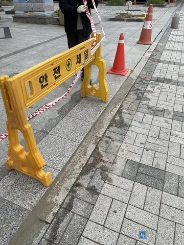 시공 구간에 세워둔 안전휀스와 라바콘, 안전띠