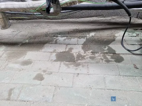 블럭을 다시 깔고 규사로 마감한 통로 바닥