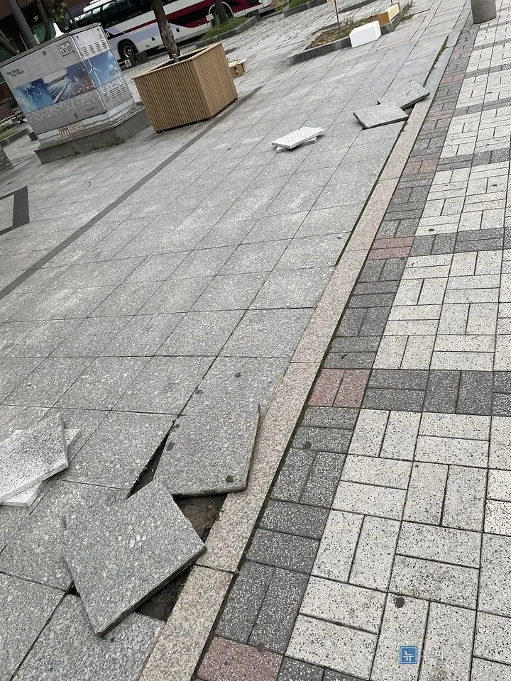 인도 석재 타일 두 곳이 탈각되어 주변에 널린 모습