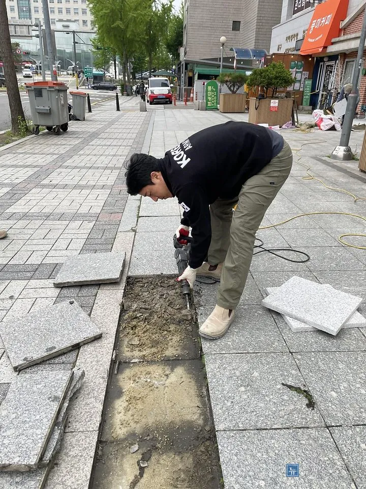 전동공구로 기존 바닥 모르타르를 정리하는 작업자