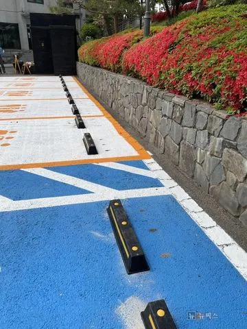 설치를 마치고 구획마다 일렬로 놓인 검정 카스토퍼
