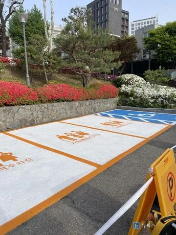 카스토퍼 설치 전, 도색만 끝난 주차구획과 장애인 주차구획