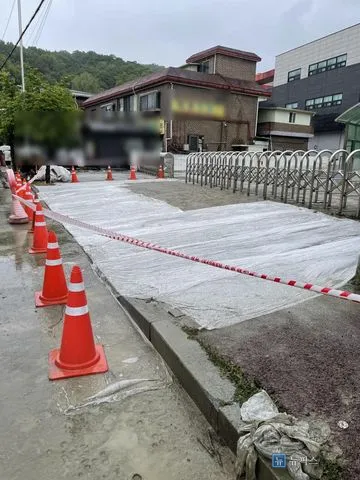 타설을 마치고 비닐로 보양해 둔 진입로 바닥