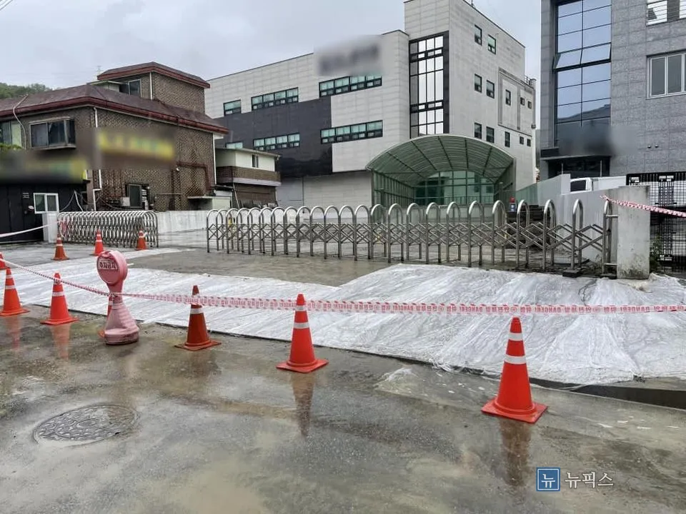 콘을 세워 통행을 막아 둔 양생 중인 진입로 전경