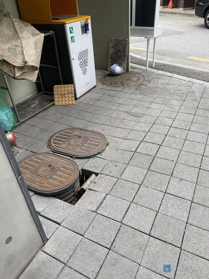 분리수거장 앞 보도블럭이 맨홀 주변으로 꺼져 단차가 생긴 상태