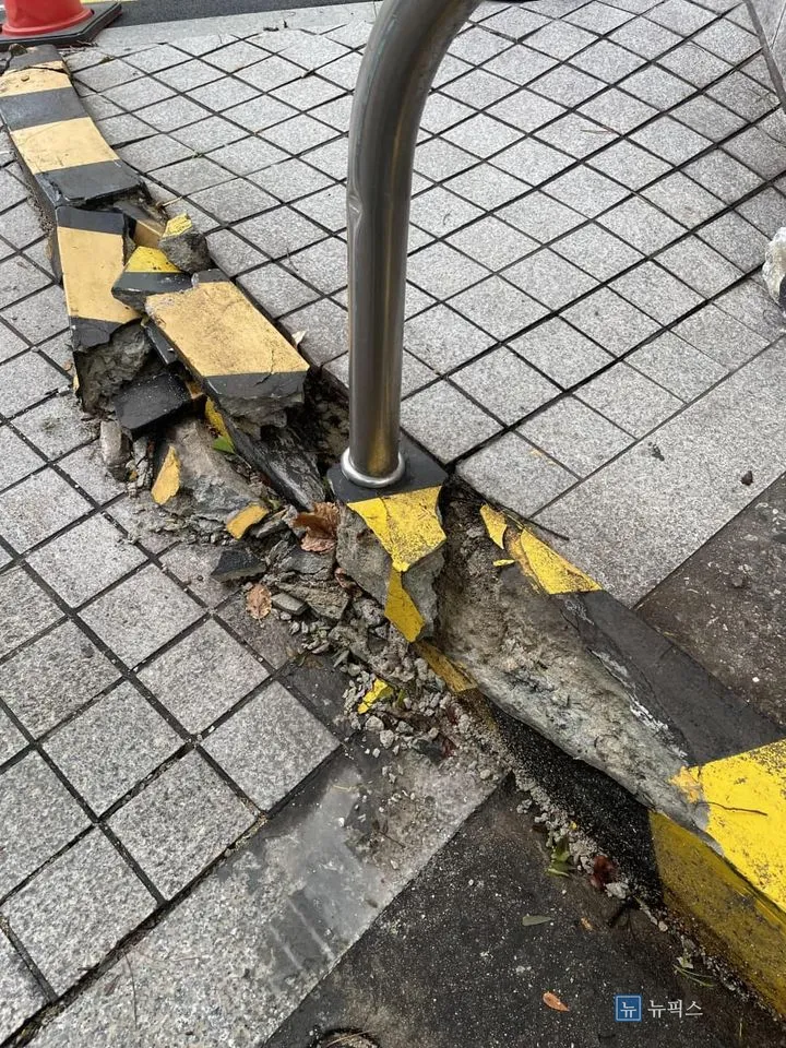 스텐 휀스 기둥 주변까지 깨져 나간 분리턱 파손 부위