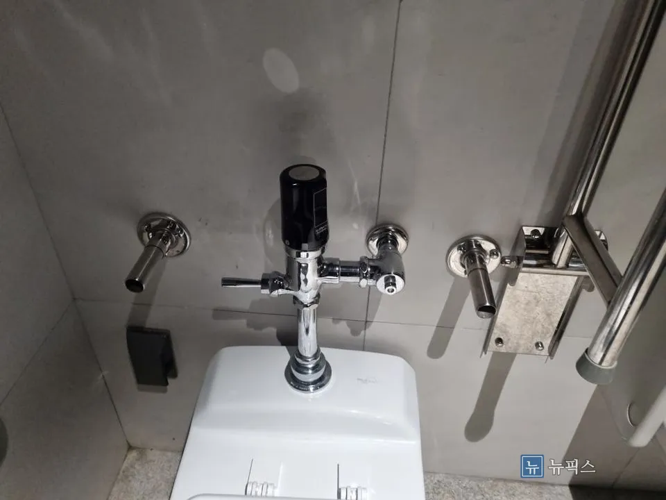 기존 등받이 거치대가 제거된 타일 벽면 상태
