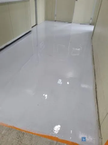 에폭시 재도장을 마친 통로 바닥과 주황색 라인