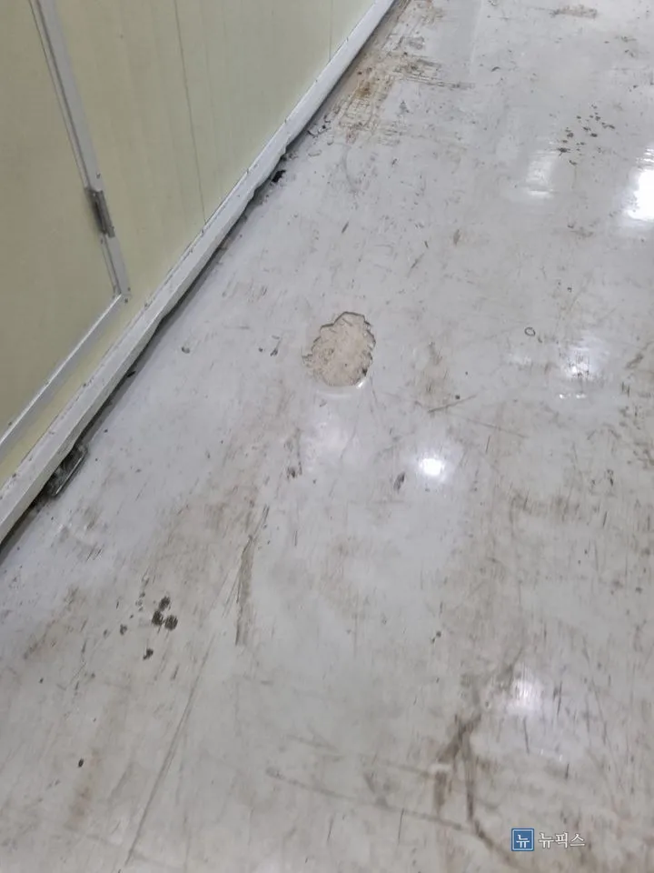 벽 쪽으로 에폭시가 조각으로 떨어져 나간 바닥 부분